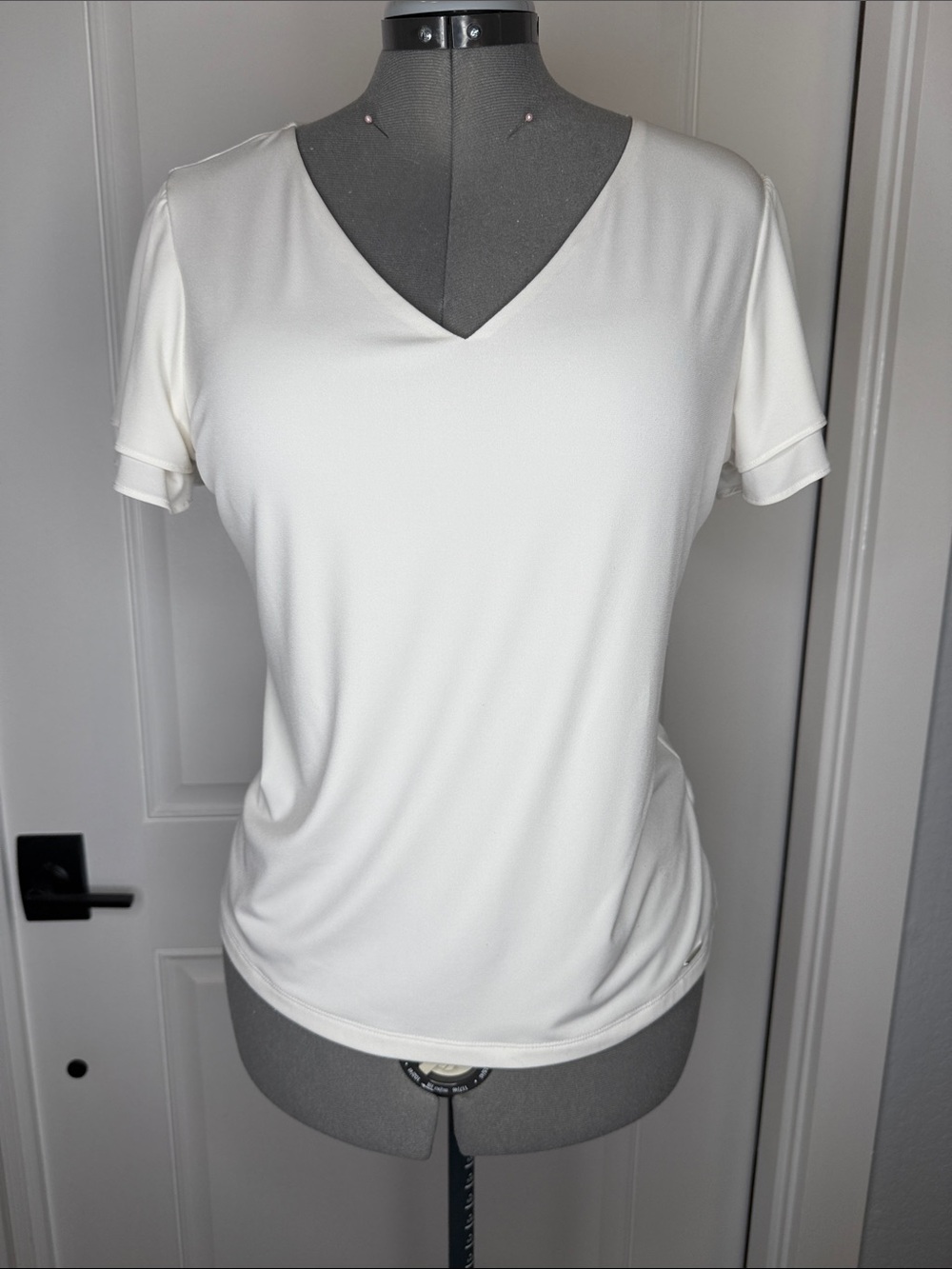 Calvin Klein women’s Lg Cream V-Neck Short Sleeve Top